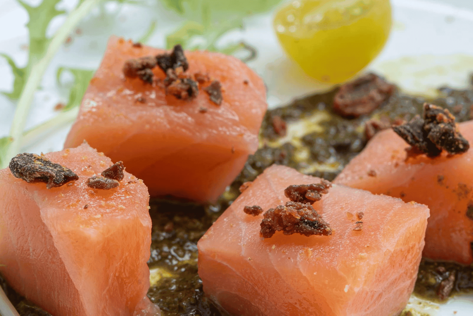 Salmón con pesto de luche y crocantes de erizo